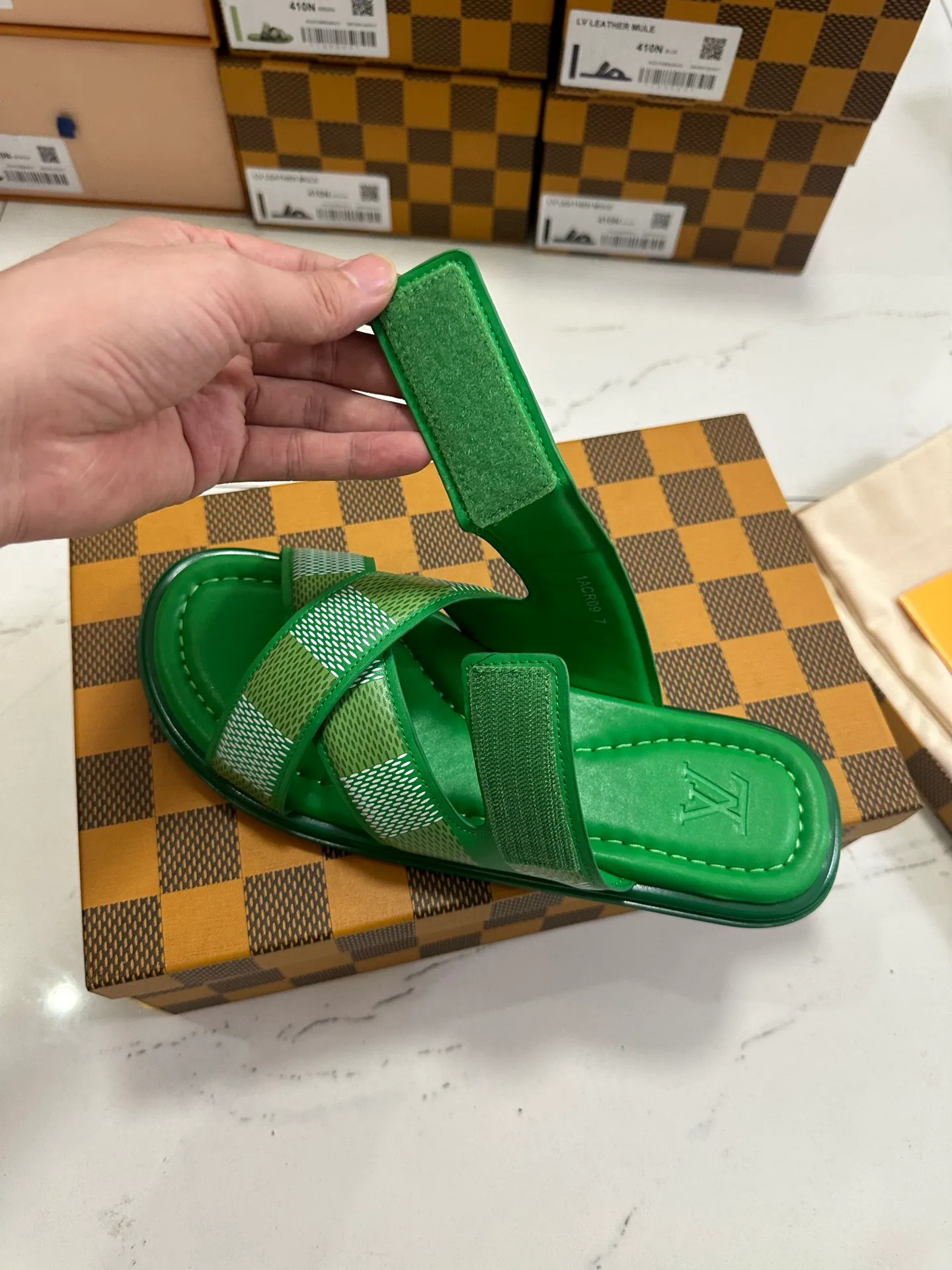 👟👟Ex-factory price 500👟👟 Top version: Men's LV Louis Vuitton L House Donkey Brand Flat Embossed Embossed Sandals This Miami sandal is made of Maxi Damier grained cow leather, copying the texture of Louis Vuitton's classic Damier canvas. The wide laces are adjustable with Velcro for a laid-back look. Paired with padded tough insole and micro outsole to ensure a light, flexible and comfortable wearing experience. Exquisite packaging at the delivery counter 🛍📦 ▪️Fabric: Original custom imported first-layer cowhide ▪️Inner lining: Customized first-layer cowhide ▪️Sole: Original molded rubber material ▪️Sole thickness: flat ▪️Size: Men's 39-45